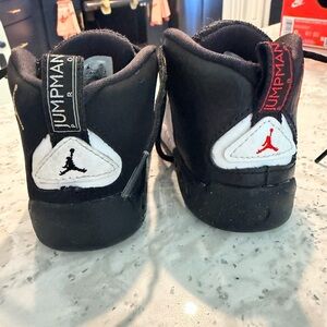 Jump Kids Sneakers in Black and White